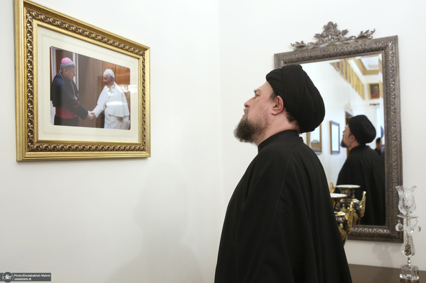 حضور سید حسن خمینی در سفارت واتیکان و امضای دفتر یادبود درگذشت پاپ 