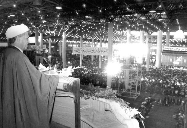 عکسی منتشر نشده از سخنرانی آیت الله هاشمی(ره) در حرم امام