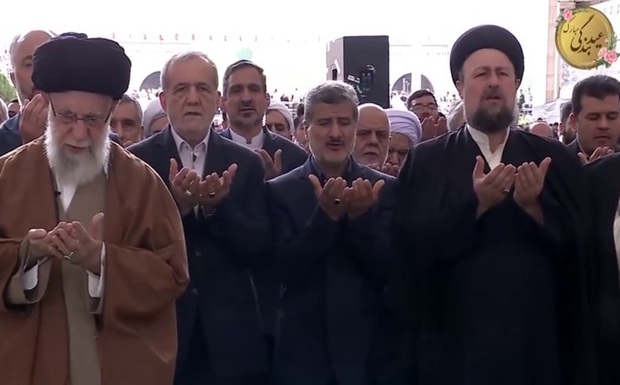 صف اول مراسم اقامه نماز عید سعید فطر به امامت رهبر انقلاب + فیلم