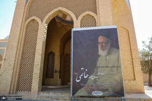 حضور سید محمد خاتمی بر مزار آیت الله سید روح الله خاتمی (ره)