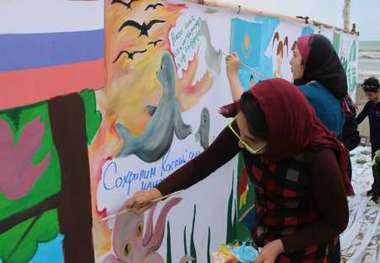 دانش آموزان انزلی نقش زمین پاک را بر روی پرده ای 10 متری نقاشی کردند