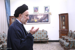 دیدار مجمع روحانیون مبارز و مجمع محققین حوزه علمیه قم با سید حسن خمینی - نماز خواندن سید محمد خاتمی