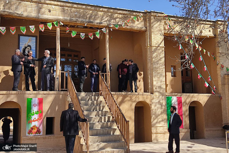 حضور اقشار مختلف مردم به مناسبت دهه فجر در بیت تاریخی امام خمینی (س)