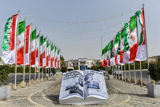 11 اِلمان با موضوع پیروزی انقلاب در منطقه آزادچابهار نصب شد