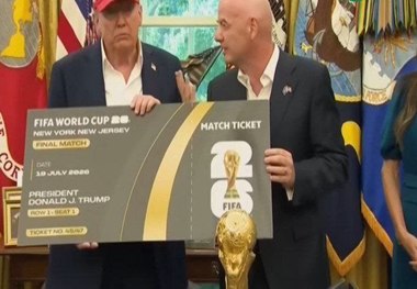 ترامپ اولین بلیط رسمی فینال جام جهانی ۲۰۲۶ را دریافت کرد + عکس