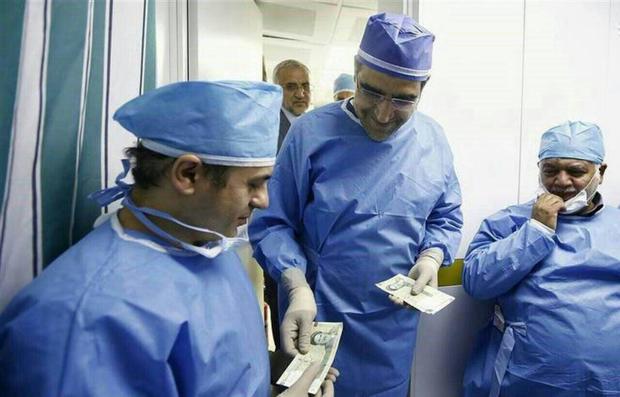 عیدی دادن وزیر بهداشت به همکارانش! + تصویر