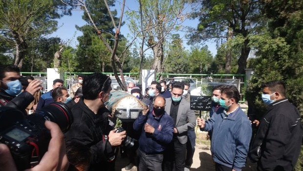 گلایه پدر آزاده نامداری از شایعات فضای مجازی+ ویدیو

