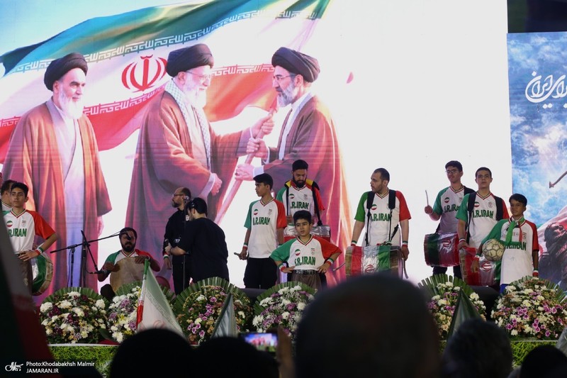 مردم میدان انقلاب در بدرقه تیم ملی به جام جهانی