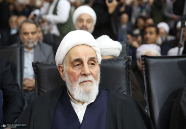 اقامه نماز ناطق نوری بر پیکر برادرش + فیلم