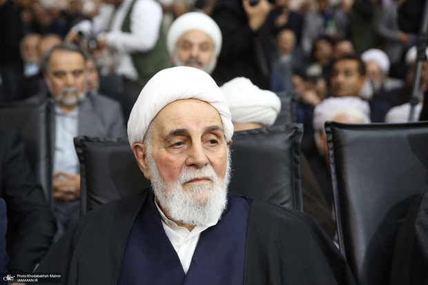 اقامه نماز ناطق نوری بر پیکر برادرش + فیلم