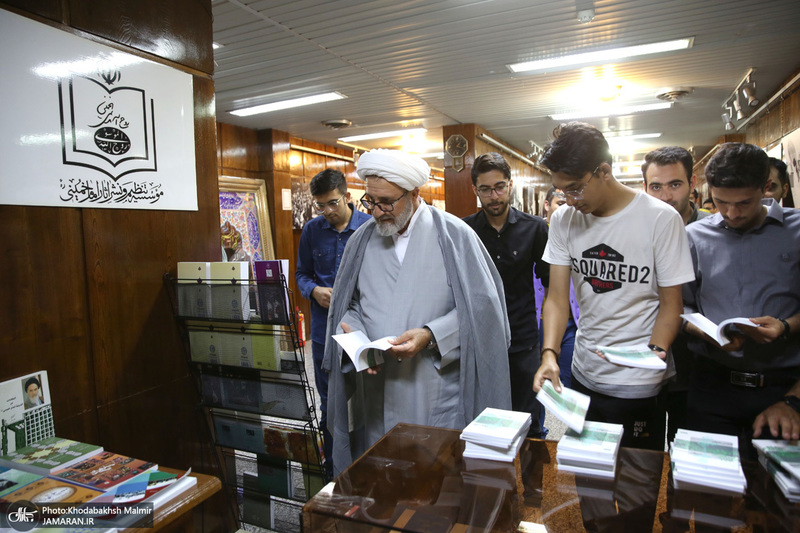 بازدید جمعی از دانشجویان دانشگاه سهند تبریز و دانشگاه شهید عباسپور تهران از بیت امام خمینی (س)