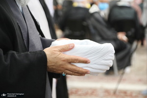 مراسم عمامه گذاری طلاب توسط آیت‌الله العظمی نوری همدانی و آیت الله فاضل لنکرانی در روز عید غدیر