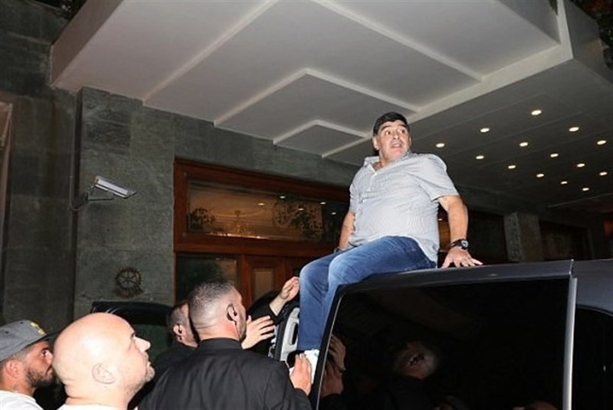 تصاویری از حرکات عجیب مارادونا روی سقف ماشین!