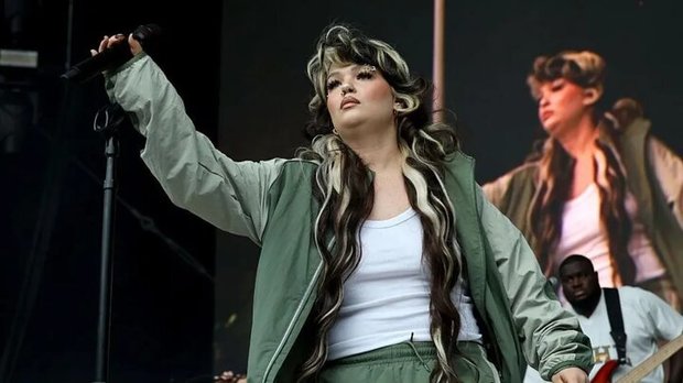 بیهوشی خواننده پاپ روی صحنه