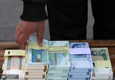 ذاکری، کارشناس اقتصادی: درآمد 92 هزارمیلیارد تومانی 14 بانک خصوصی از محل دریافت کارمزد/ تراکنش مستاجرین تهران سالانه ۶۰ میلیاردتومان درآمد برای بانک‌ها ایجاد می کند/ با این توجیه که بیشترین تراکنشها خرد است، بیشترین درآمد را از نقل و انتقالات خرد می گیرند