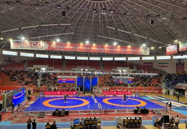 نتایج روز اول کشتی آزاد جام تختی در اصفهان