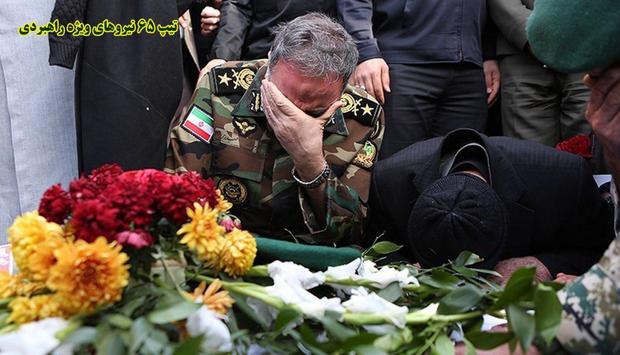 اشک فرمانده نیروی زمینی ارتش بر پیکر یکی از چتربازان ارتش + تصویر