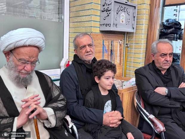 حضور پزشکیان در جمع عزاداران عاشورای حسینی در تبریز + عکس