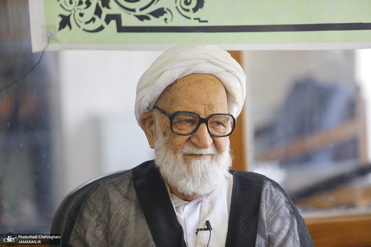 آیت‌الله مسعودی خمینی: امام خمینی(س) و آیت‌الله شهید خامنه‌ای مثل پدر و پسر بودند/ اگر شخصی غیر از ایشان رهبر بود، انقلاب سستی پیدا می‌کرد و از بین می‌رفت/ ایشان از جهات مختلفی کشور را خوب اداره کردند