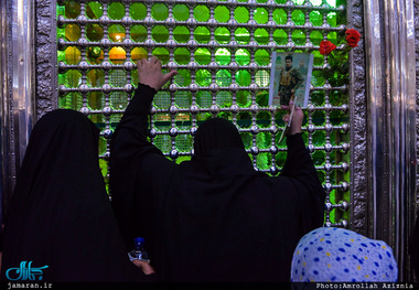 ادای احترام جمعی از خانواده های شهدای مقاومت اسلامی عراق نسبت به حضرت امام(س) 