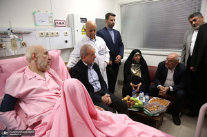 عیادت رئیس جمهوری از سید محمد خاتمی