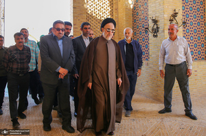 حضور سید محمد خاتمی بر مزار آیت الله سید روح الله خاتمی (ره)