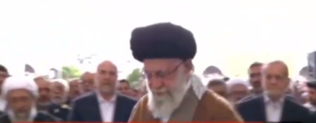 ببینید/ احوالپرسی رهبر انقلاب با مسئولین نظام پس از نماز عید فطر