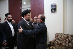 اقامه نمازسید حسن خمینی  بر پیکر شهید حیدری در حرم مطهر امام خمینی (س)