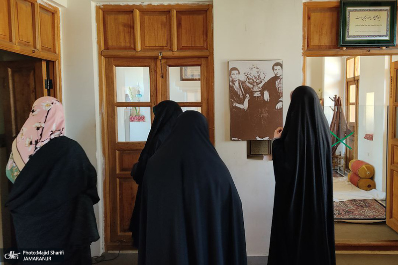 حضور اقشار مختلف مردم به مناسبت دهه فجر در بیت تاریخی امام خمینی (س)