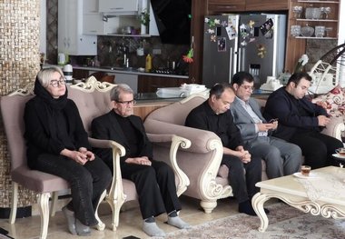 دیدار رئیس سازمان نظام پزشکی ایران با خانواده مرحوم دکتر داوودی/ همسر مرحوم داوودی: دکتر مردم کهگیلویه و بویراحمد و شهر یاسوج را دوست داشت/ برادر دکتر داوودی: برادرم میگفت محبتهایی از مردم یاسوج می بینم و دوست دارم به مردم محروم این استان خدمت کنم