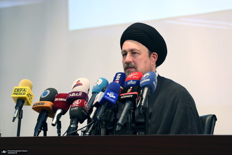 دیدار سرپرست و کارکنان وزارت خارجه باسید حسن خمینی در حرم مطهر امام خمینی (س)