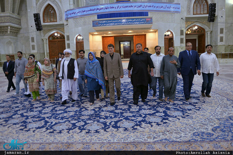 ادای احترام رئیس مجلس ایالت بلوچستان پاکستان به مقام شامخ امام خمینی(س)