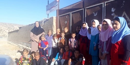 اهدای کیف و لوازم التحریر به دانش آموزان مناطق محروم گچساران