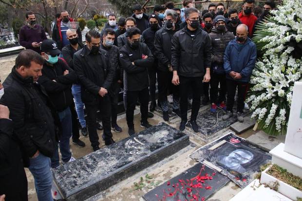 حضور بازیکنان پرسپولیس بر سر مزار علی انصاریان و مهرداد میناوند+ تصاویر