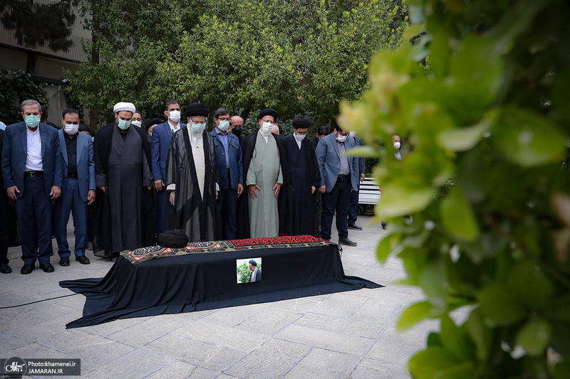 اقامه نماز رهبر معظم انقلاب بر پیکر حجت‌‌‌الاسلام و المسلمین سید محمود دعایی