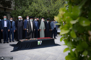 اقامه نماز رهبر معظم انقلاب بر پیکر حجت‌‌‌الاسلام و المسلمین سید محمود دعایی