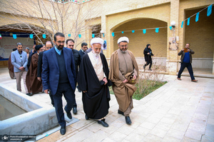 بازدید آیت الله دری نجف آبادی از نمایشگاه عکس امام دل‌ها‎