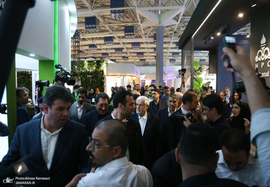 حضور عارف در نمایشگاه دستاوردهای صادراتی ایران