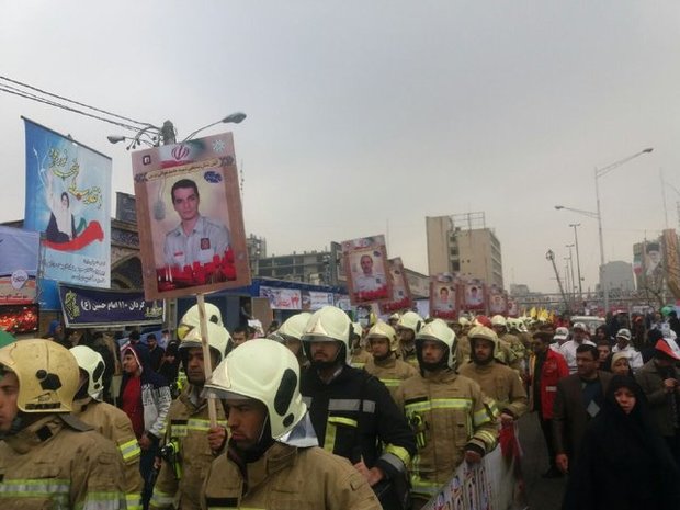  آتش‌نشانان در راهپیمایی 22 بهمن با لباس خدمت حاضر شدند 