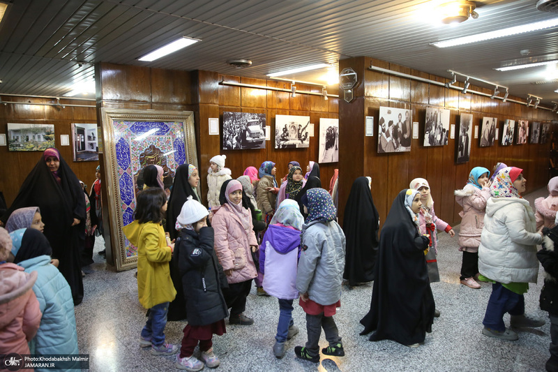 بازدید جمعی از دانش آموزان از بیت امام خمینی (س) در جماران