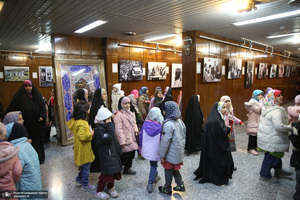 بازدید جمعی از دانش آموزان از بیت امام خمینی (س) در جماران