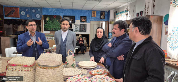 فرصت هایی برای عرضه صنایع دستی معلولان کم برخوردار فراهم می شود 