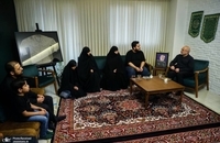 حضور قالیباف در منزل شهید حاجی زاده (6)