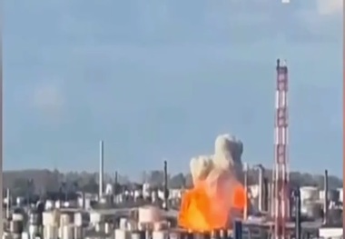 ببینید/ آتش‌سوزی در پالایشگاه نفت روسیه پس از حمله پهپادی