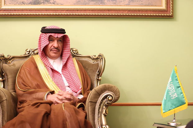 بازدید سفیر عربستان سعودی از غرفه مؤسسه تنظیم و نشر آثار امام خمینی(س) در نمایشگاه کتاب + فیلم