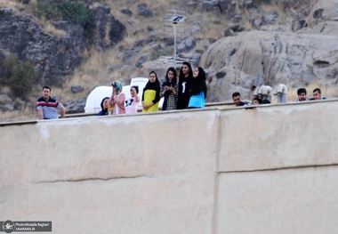 دختران بر بام ورزشگاه!