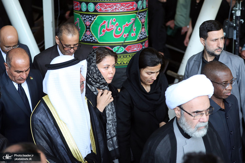 اقامه نماز رهبر معظم انقلاب بر پیکر رئیس جمهوری و یارانش