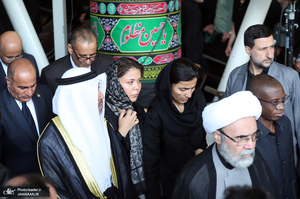 اقامه نماز رهبر معظم انقلاب بر پیکر رئیس جمهوری و یارانش