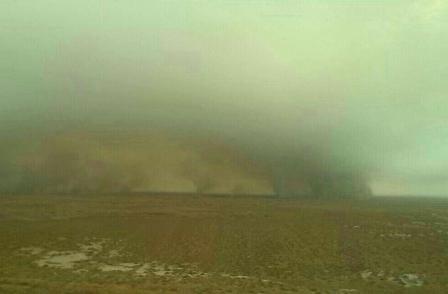 نیروهای اطفای حریق تا هشت متری محدوده آتش سوزی در تالاب میقان اراک نفوذ کردند