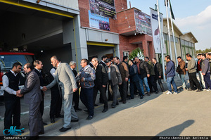 ادای احترام جمعی از پرسنل حرم امام خمینی به به شهدای آتش نشان 